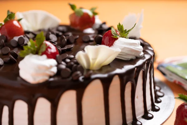 Schokolade Chip Topping Mit Heißer Schokolade Tropfenden Kuchen Archivfoto — Stockfoto