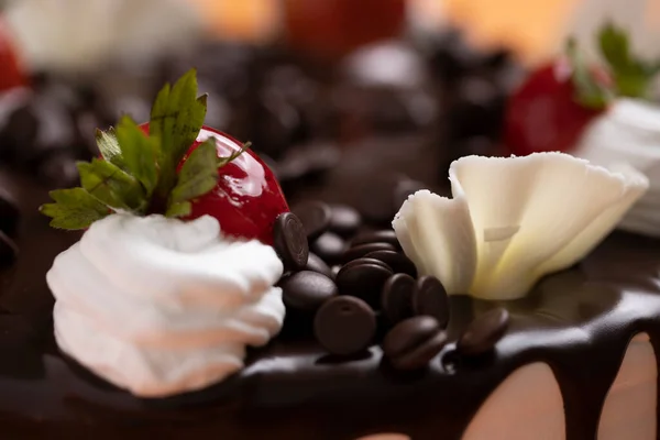 Chocolate Chip Topping Hot Chocolate Dripping Cake Stock Photo — Stock Photo, Image
