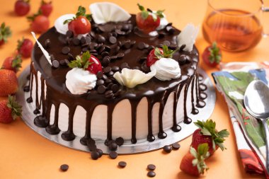 Çikolata parçacıklı, çikolata damlayan kek stoku fotoğraflı.