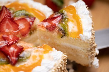 Çilekli kivili kek üst açı çekim