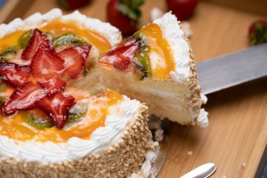 Çilekli kivili kek üst açı çekim