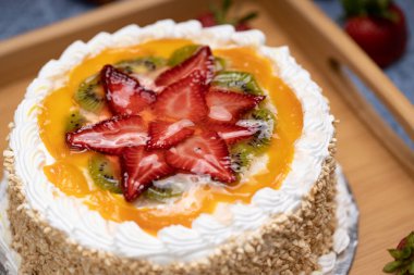 Çilekli kivili kek üst açı çekim