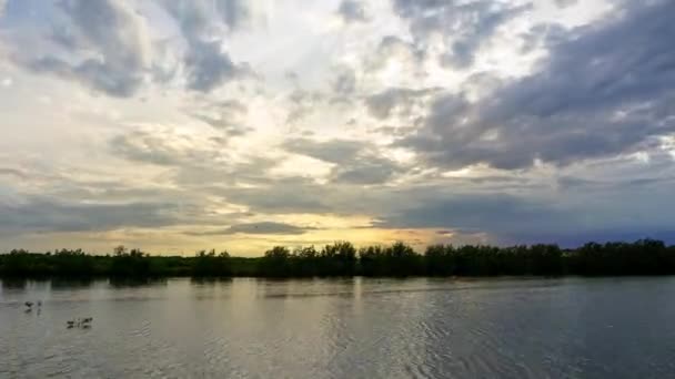 Gökyüzü, gölün üzerinde gün batımından önce değişti. — Stok video