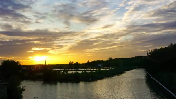 Cielo dorado al atardecer Sobre los canales en el campo — Vídeo de stock