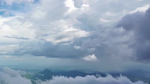 Bulutlar dağların üzerinden geçti, sis oluştu ve yayıldı, Phu Thap Berk, Phetchabun, Tayland. — Stok video