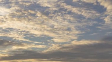 Gökyüzü akşamları sarıdan çivit mavisi rengine döner. Cirrocumulus, Altostratus ve Altocumulus gibi farklı bulut katmanlarının hareketi.