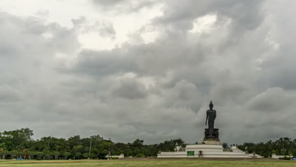 Time-lapse de beweging van regenwolken en stratum cumulus wolken, Stratuscumulus. Boeddhist, Phutthamonthon, provincie Nakhon Pathom, Thailand — Stockvideo