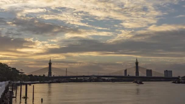 Az ég színe sárgáról indigóra változik esténként. A különböző felhőrétegek, mint a Cirrocumulus, Altostratus és Altocumulus mozgása. — Stock videók