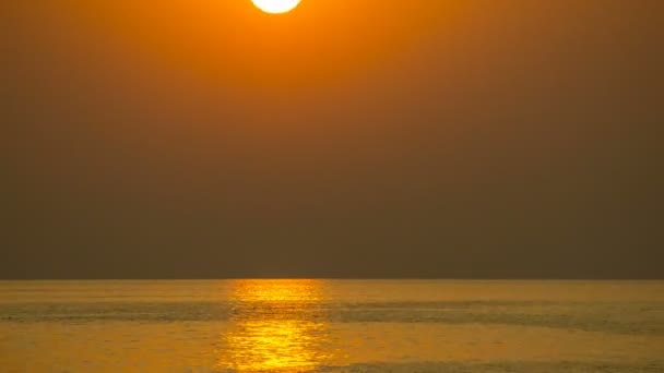 Antes do pôr-do-sol O céu e o mar são dourados . — Vídeo de Stock