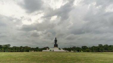 Yağmur bulutlarının ve stratum kümülüs bulutlarının hareketini hızlandırın, Stratuscumulus. Budist, Phutthamonthon, Nakhon Pathom Eyaleti, Tayland