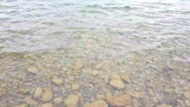 Su dalgalarında çakıl taşları