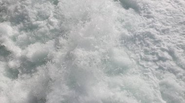 Temiz su sıçrıyor dalgalar kırılıyor su hareketi