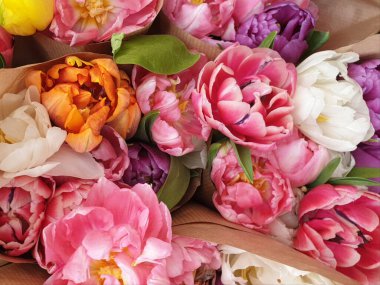 Çiçek buketi Güzel gül lale çiçekleri Renkli taç yaprakları düzenler