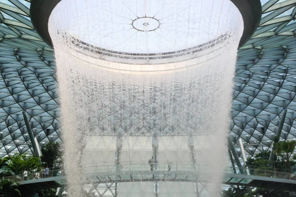Σιγκαπούρη-12 Οκτ 2019: The Rain Vortex, 40μ-ψηλός εσωτερικός καταρράκτης που βρίσκεται στο εσωτερικό του αεροδρομίου Jewal Changi στη Σιγκαπούρη — Φωτογραφία Αρχείου