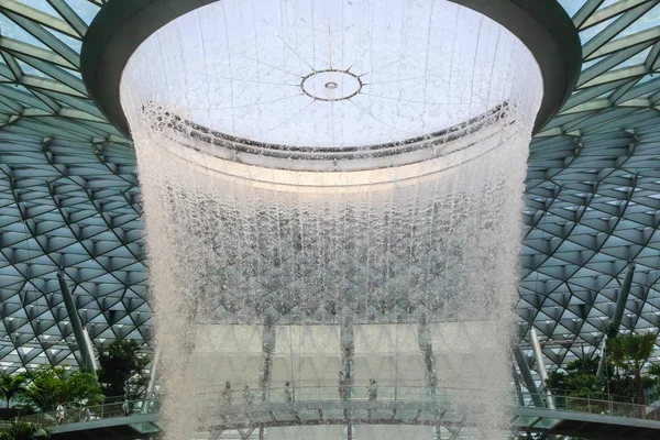 Σιγκαπούρη-12 Οκτ 2019: The Rain Vortex, 40μ-ψηλός εσωτερικός καταρράκτης που βρίσκεται στο εσωτερικό του αεροδρομίου Jewal Changi στη Σιγκαπούρη — Φωτογραφία Αρχείου