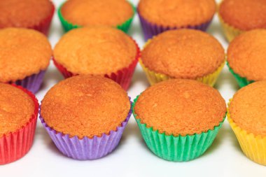 Beyaz arka planda renkli Cupcake ekmekçisi