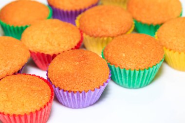 Beyaz arka planda renkli Cupcake ekmekçisi