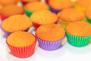 Beyaz arka planda renkli Cupcake ekmekçisi