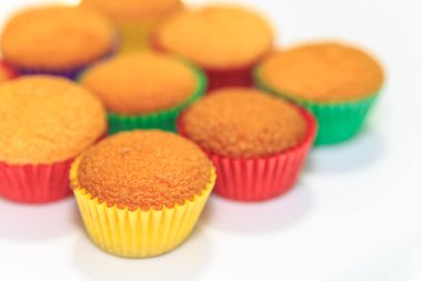 Beyaz arka planda renkli Cupcake ekmekçisi
