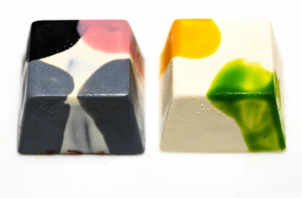 Belos cubos de chocolate colocados na vista de fundo branco — Fotografia de Stock