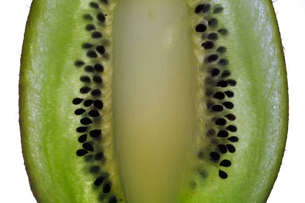 Čerstvé plátek kiwi ovoce izolované detailní pohled — Stock fotografie