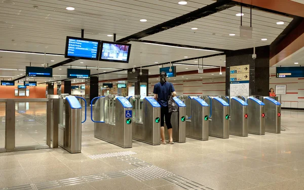 Singapura-08 NOV 2019: MRT ticket gate punch card area in Singapore city — Fotografia de Stock