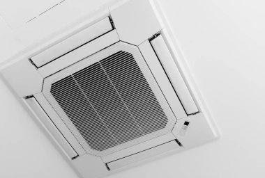 tavan klimaları ve beyaz arkaplanda bölünmüş sistemler