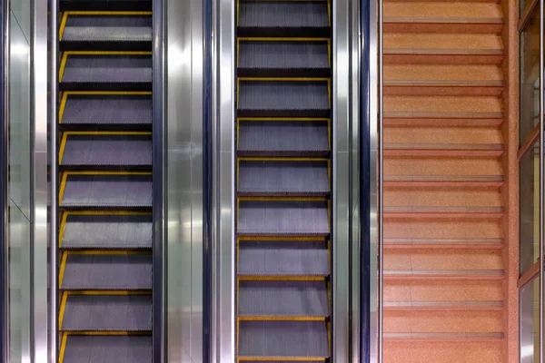 Treppen in brauner Farbe und Aufzug aus Metall — Stockfoto