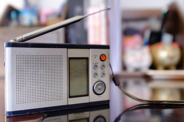 Exhibición de la caja de radio de estilo antiguo vintage en la mesa — Foto de Stock