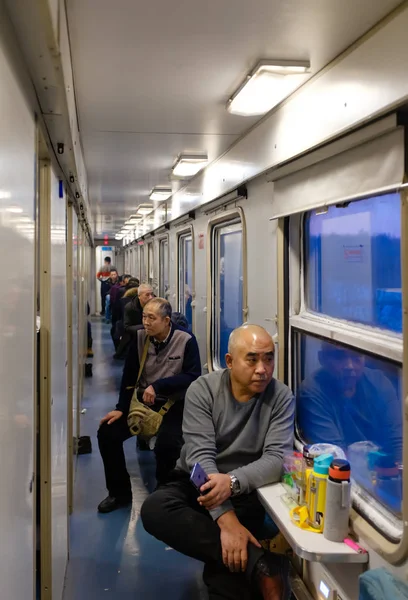 Chine, Harbin city-30 JAN 2018 : les gens rentrent chez eux dans le compartiment ferroviaire pour le nouvel an chinois — Photo