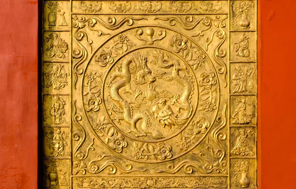 Fachada de parede de dragão de cor dourada estilo tradicional chinês — Fotografia de Stock