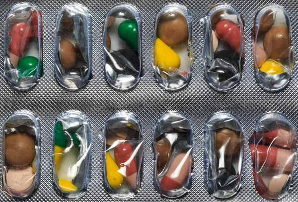 Коллекция подержанных таблеток и крышки для таблеток — стоковое фото