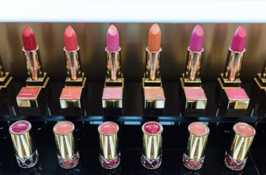 Singapur-07 Ocak 2017: Alışveriş merkezi görünümünde Yves Saint Laurent ruj satışı