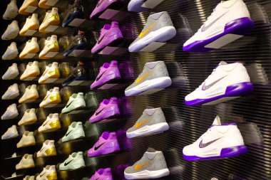 Singapur-21 Ocak 2017: Nike ayakkabıları alışveriş merkezinde Kobe serisi duvarı