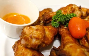 Izgara tavuk, kızarmış tavuk, ızgara tavuk kanadı yakın plan.