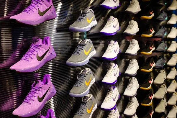 Singapore-21 leden 2017: Nike boty Kobe série výstavní zeď v nákupním centru — Stock fotografie
