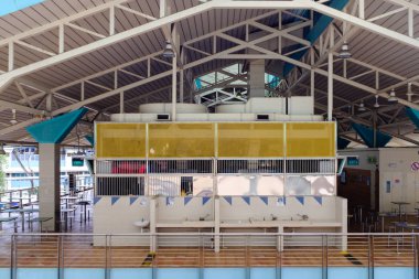 Singapur-04 Ocak 2017: Singapur geleneksel gıda mahkemesi iç görünümü