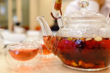 Cam Çin çay fincanı seti masanın üstünde. Yakın plan.