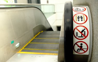 Yürüyen merdiven kuralları. Bir yürüyen merdivende işaretler, uyarı işareti