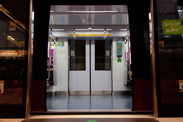 Singapore-15 Oct 2019:singapore mrt subway train open gate inside view — стокове фото