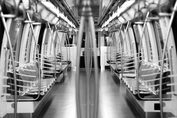Vista do corredor em trem de metrô vazio — Fotografia de Stock