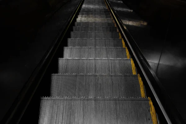 Schody ruchome w stacji metra ciemny widok na tło — Zdjęcie stockowe