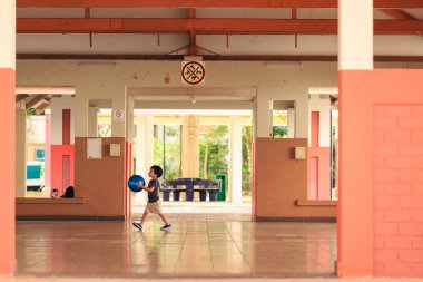 Singapur-05 Ekim 2019: Hdb oturma odasında çocuk oyunu açık alan