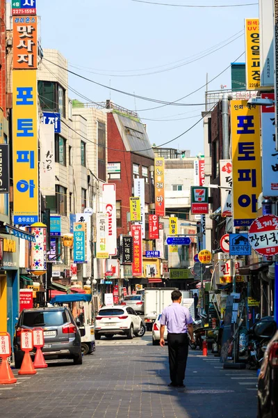 Seoul, Corea-24 Apr 2019: La vista giornaliera delle strade nella zona commerciale di Myeong dong — Foto Stock