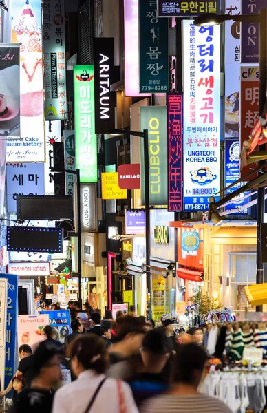 Seúl, Corea-24 Abr 2019: La vista nocturna de las calles en la zona comercial de Myeong dong — Foto de Stock