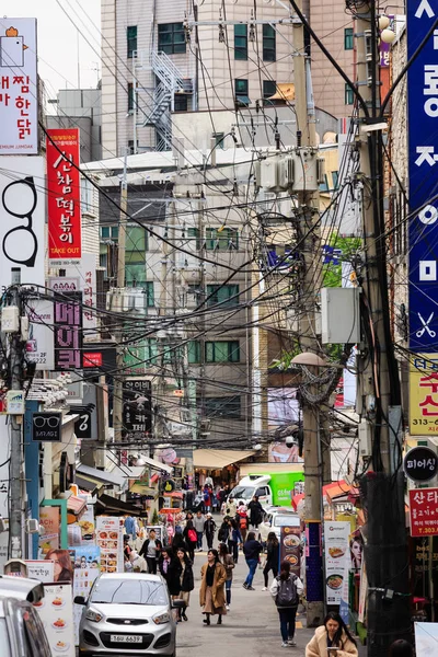 Seúl, Corea-26 Abr 2019: La vista del día de las calles pequeñas fuera de la Universidad de Ewha Womans — Foto de Stock