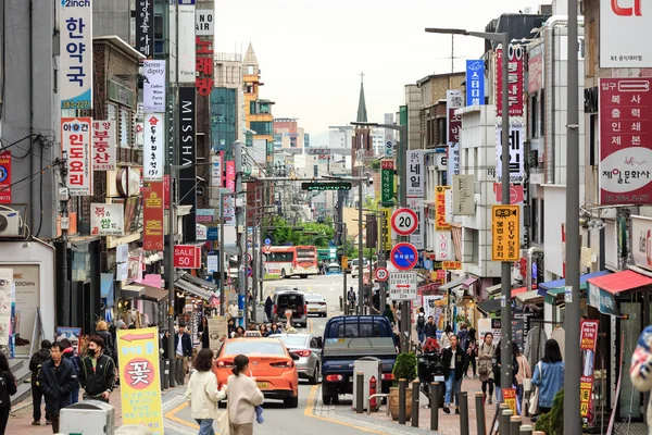 Seúl, Corea-26 Abr 2019: La vista del día de las calles pequeñas fuera de la Universidad de Ewha Womans — Foto de Stock