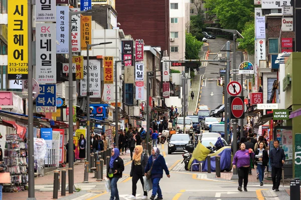 Seúl, Corea-26 Abr 2019: La vista del día de las calles pequeñas fuera de la Universidad de Ewha Womans — Foto de Stock