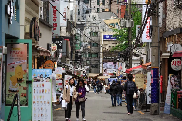 Seúl, Corea-26 Abr 2019: La vista del día de las calles pequeñas fuera de la Universidad de Ewha Womans — Foto de Stock