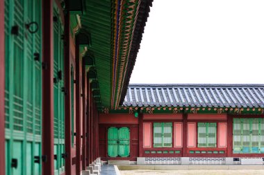 Gündüz vakti eski Seul Gyeongbokgung sarayının görüntüsü